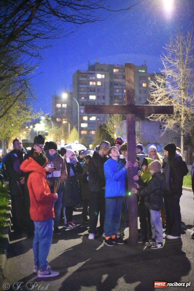 Zdjęcie w galerii na portalu naszraciborz.pl: Wierni podążali w strugach deszczu. Droga krzyżowa znów przeszła ulicami Raciborza [FOTO i WIDEO] wiadomości z regionu