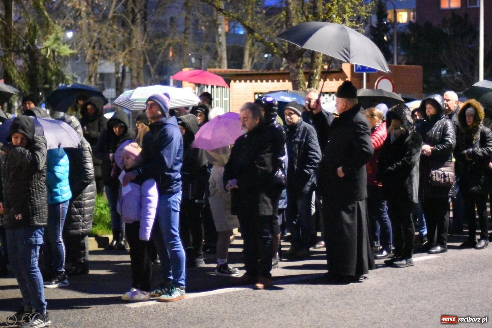 Zdjęcie w galerii na portalu naszraciborz.pl: Wierni podążali w strugach deszczu. Droga krzyżowa znów przeszła ulicami Raciborza [FOTO i WIDEO] wiadomości z regionu