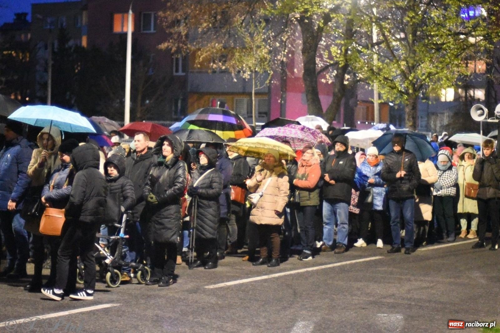 Zdjęcie w galerii na portalu naszraciborz.pl: Wierni podążali w strugach deszczu. Droga krzyżowa znów przeszła ulicami Raciborza [FOTO i WIDEO] wiadomości z regionu