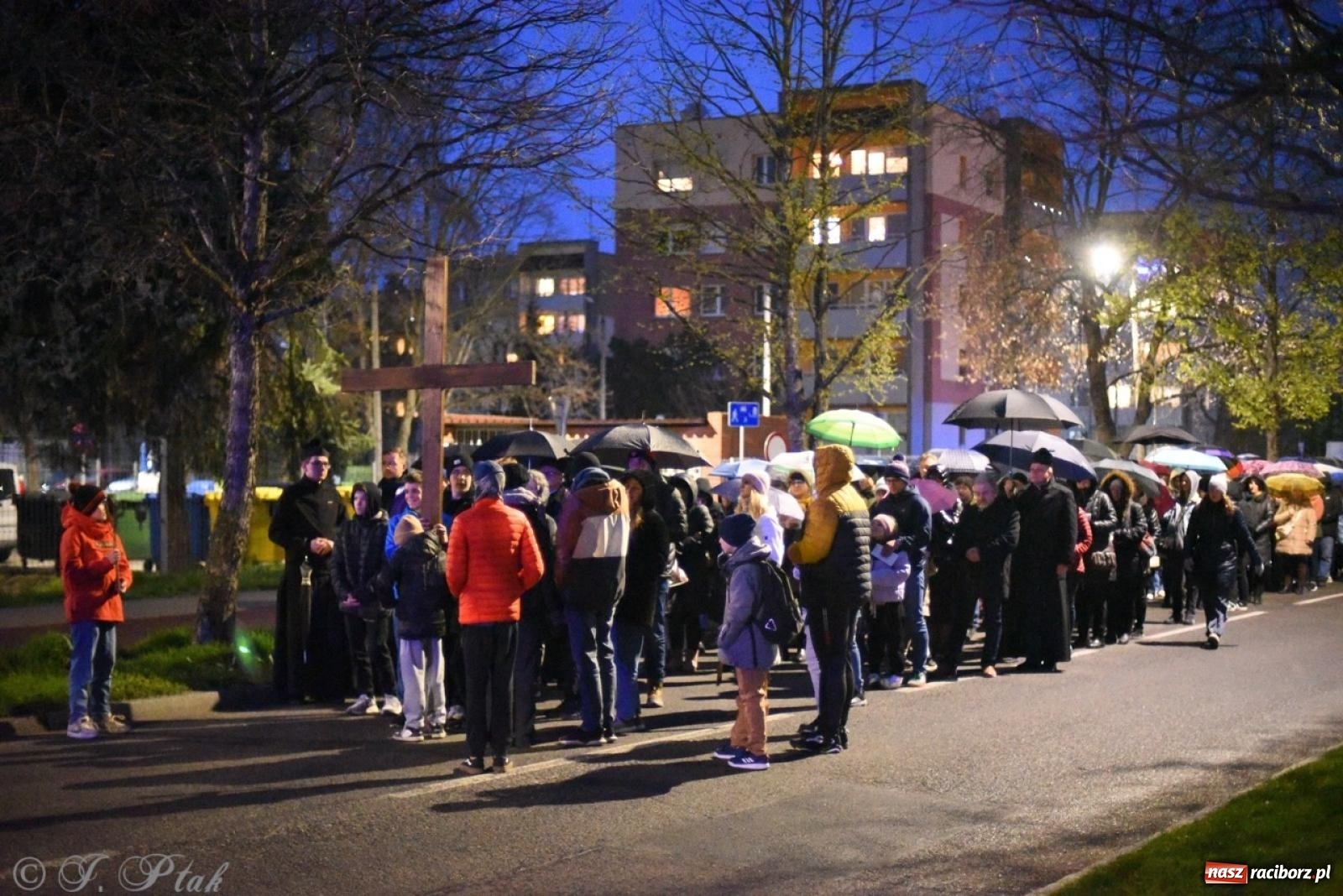 Zdjęcie w galerii na portalu naszraciborz.pl: Wierni podążali w strugach deszczu. Droga krzyżowa znów przeszła ulicami Raciborza [FOTO i WIDEO] wiadomości z regionu