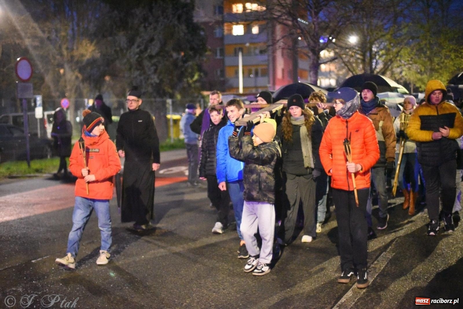 Zdjęcie w galerii na portalu naszraciborz.pl: Wierni podążali w strugach deszczu. Droga krzyżowa znów przeszła ulicami Raciborza [FOTO i WIDEO] wiadomości z regionu