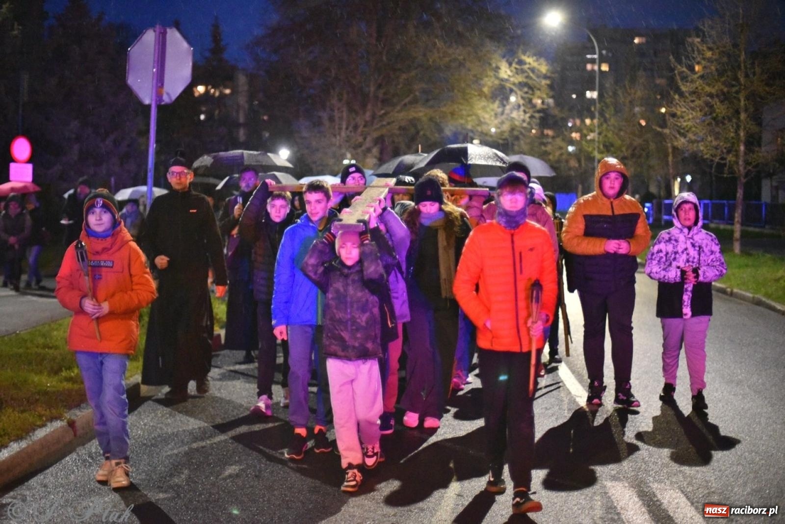 Zdjęcie w galerii na portalu naszraciborz.pl: Wierni podążali w strugach deszczu. Droga krzyżowa znów przeszła ulicami Raciborza [FOTO i WIDEO] wiadomości z regionu