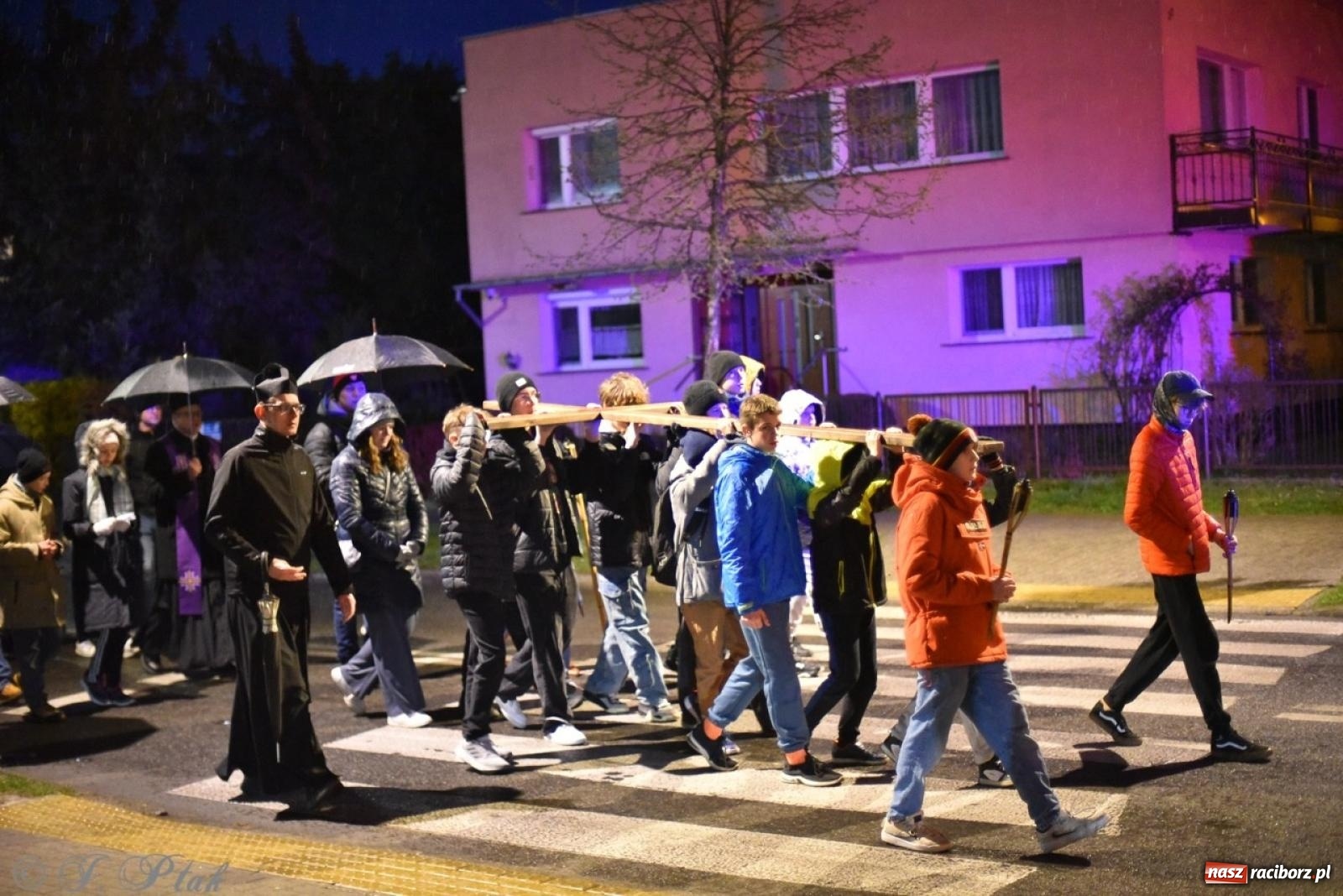 Zdjęcie w galerii na portalu naszraciborz.pl: Wierni podążali w strugach deszczu. Droga krzyżowa znów przeszła ulicami Raciborza [FOTO i WIDEO] wiadomości z regionu