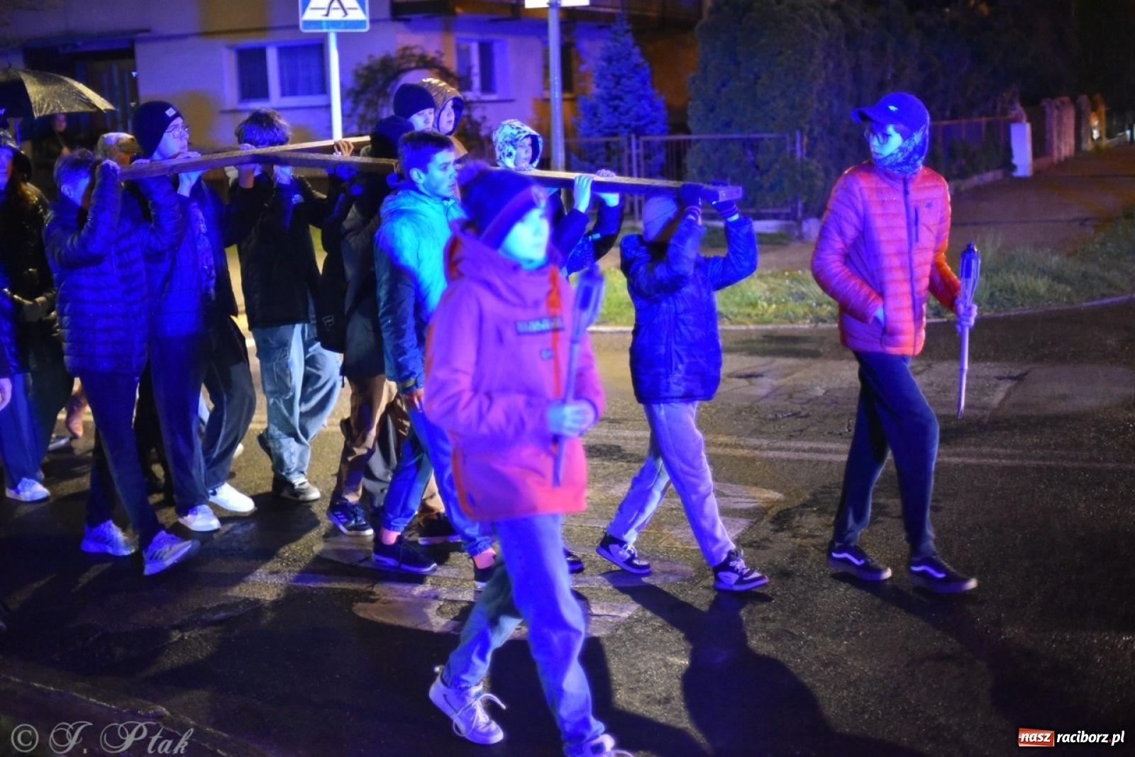 Zdjęcie w galerii na portalu naszraciborz.pl: Wierni podążali w strugach deszczu. Droga krzyżowa znów przeszła ulicami Raciborza [FOTO i WIDEO] wiadomości z regionu