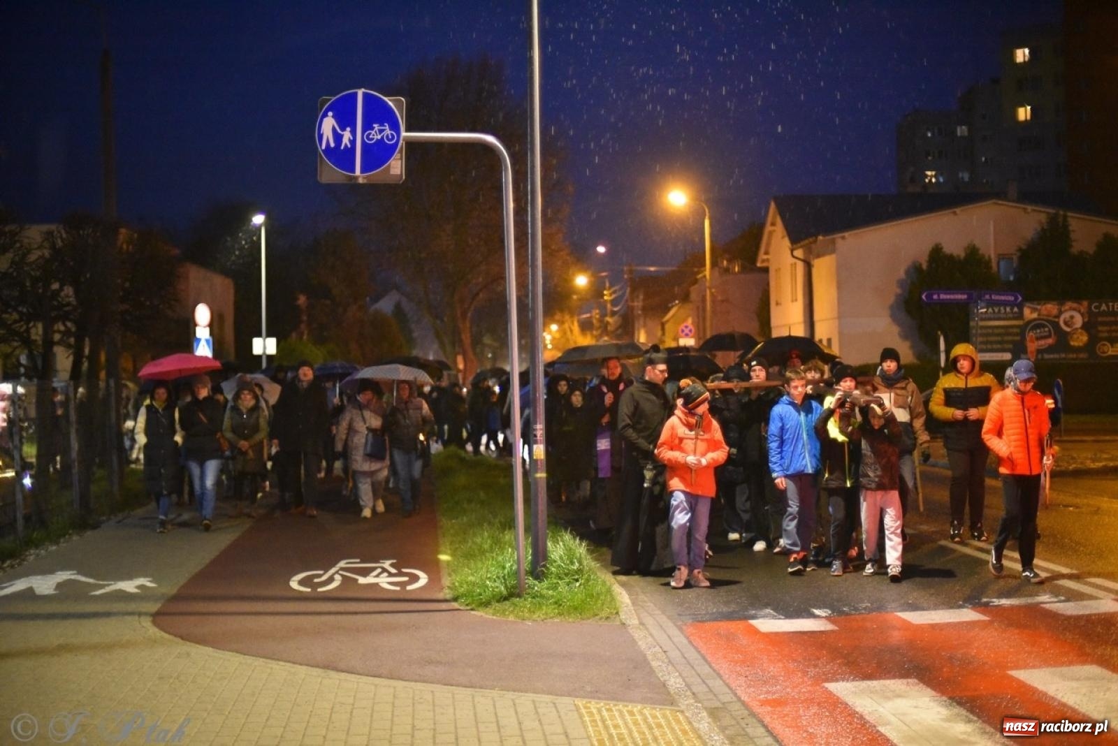 Zdjęcie w galerii na portalu naszraciborz.pl: Wierni podążali w strugach deszczu. Droga krzyżowa znów przeszła ulicami Raciborza [FOTO i WIDEO] wiadomości z regionu