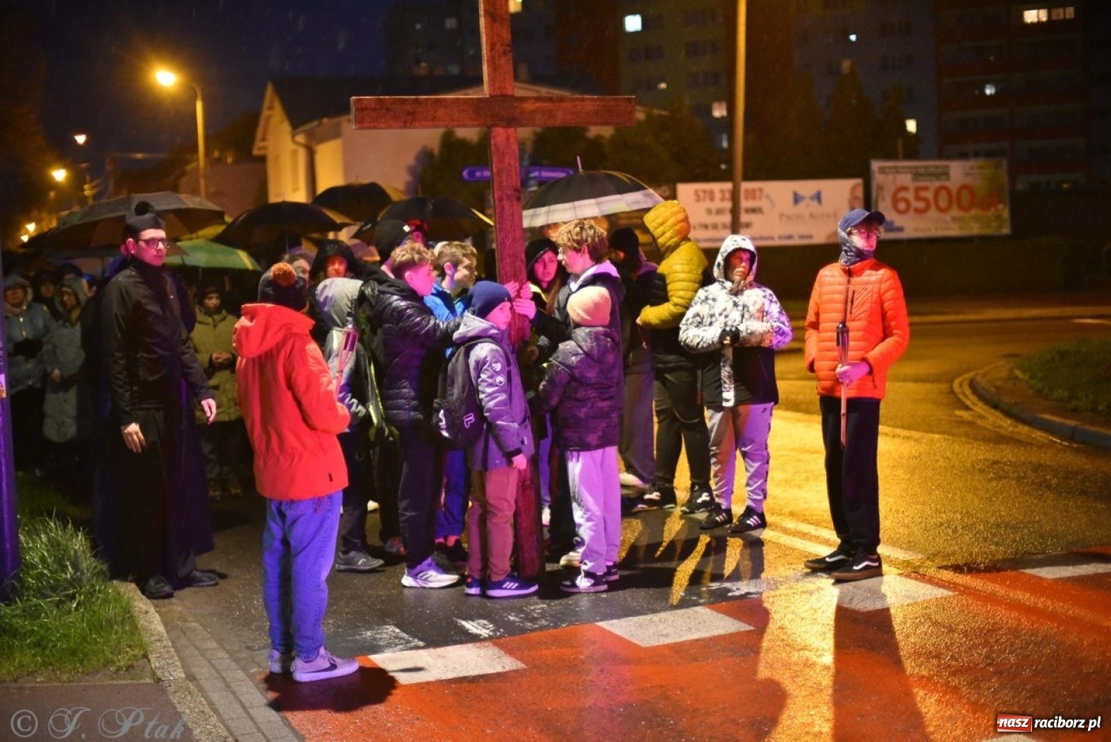 Zdjęcie w galerii na portalu naszraciborz.pl: Wierni podążali w strugach deszczu. Droga krzyżowa znów przeszła ulicami Raciborza [FOTO i WIDEO] wiadomości z regionu