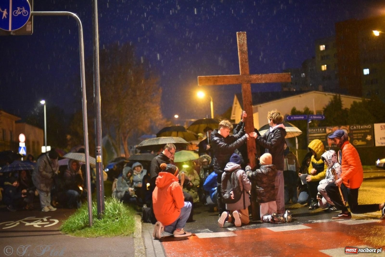 Zdjęcie w galerii na portalu naszraciborz.pl: Wierni podążali w strugach deszczu. Droga krzyżowa znów przeszła ulicami Raciborza [FOTO i WIDEO] wiadomości z regionu