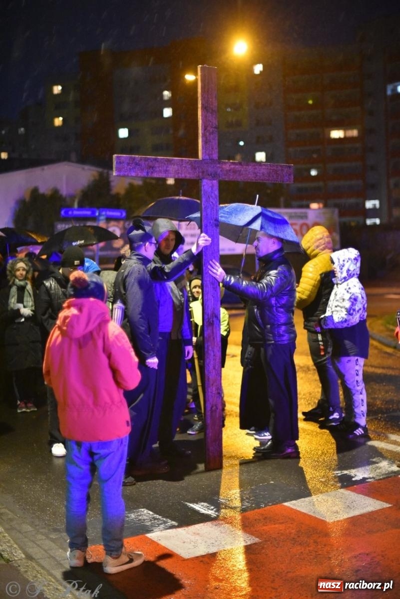 Zdjęcie w galerii na portalu naszraciborz.pl: Wierni podążali w strugach deszczu. Droga krzyżowa znów przeszła ulicami Raciborza [FOTO i WIDEO] wiadomości z regionu