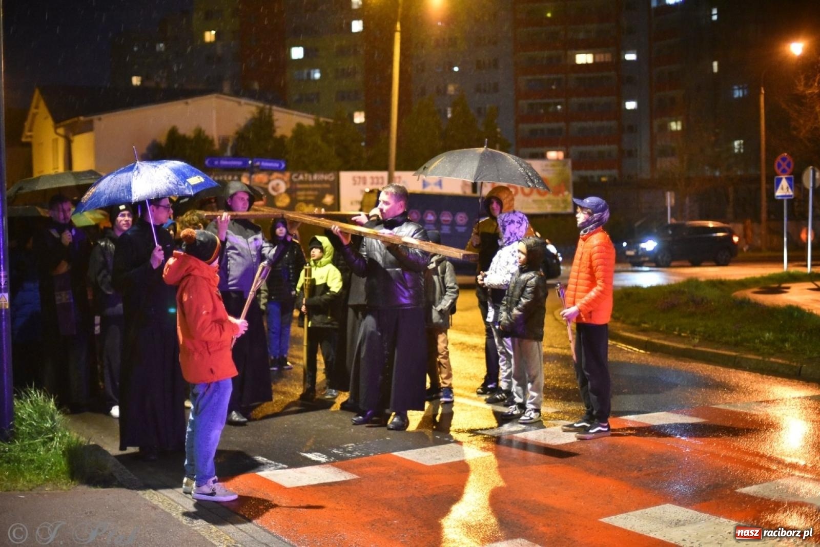 Zdjęcie w galerii na portalu naszraciborz.pl: Wierni podążali w strugach deszczu. Droga krzyżowa znów przeszła ulicami Raciborza [FOTO i WIDEO] wiadomości z regionu