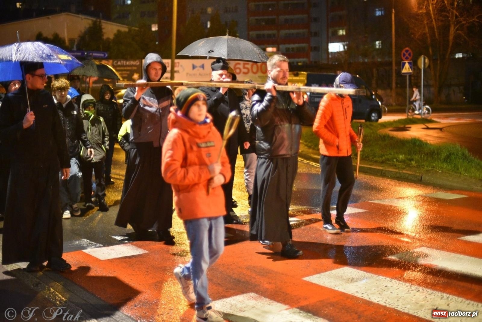 Zdjęcie w galerii na portalu naszraciborz.pl: Wierni podążali w strugach deszczu. Droga krzyżowa znów przeszła ulicami Raciborza [FOTO i WIDEO] wiadomości z regionu