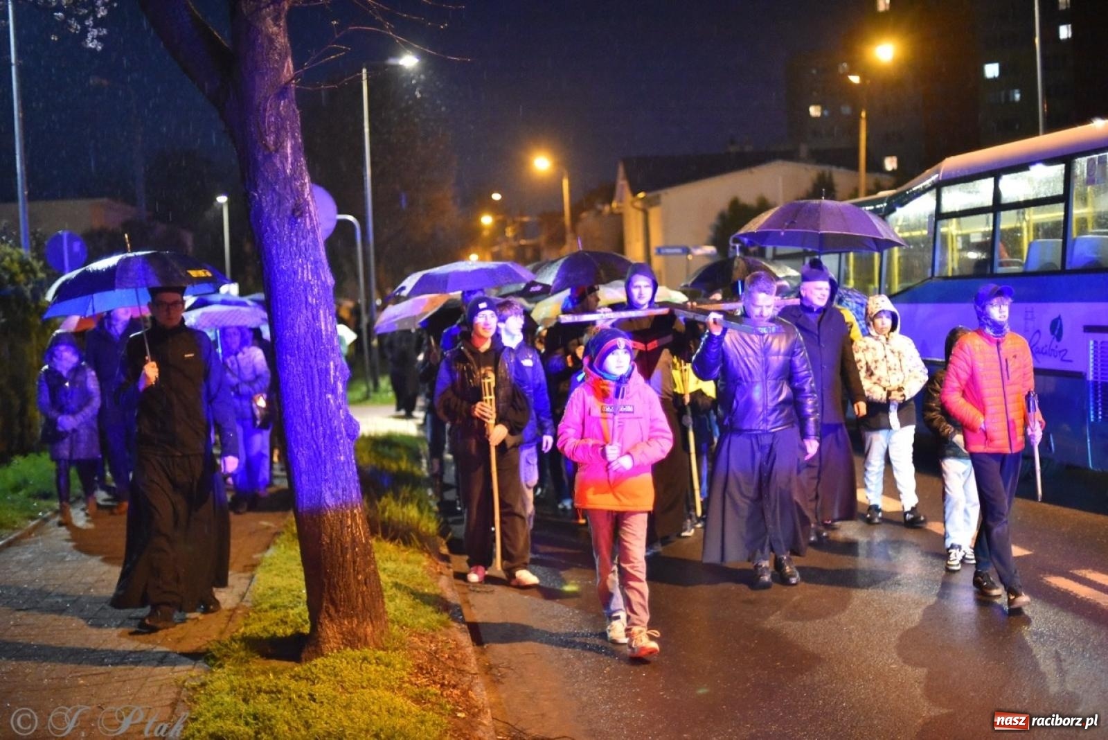 Zdjęcie w galerii na portalu naszraciborz.pl: Wierni podążali w strugach deszczu. Droga krzyżowa znów przeszła ulicami Raciborza [FOTO i WIDEO] wiadomości z regionu