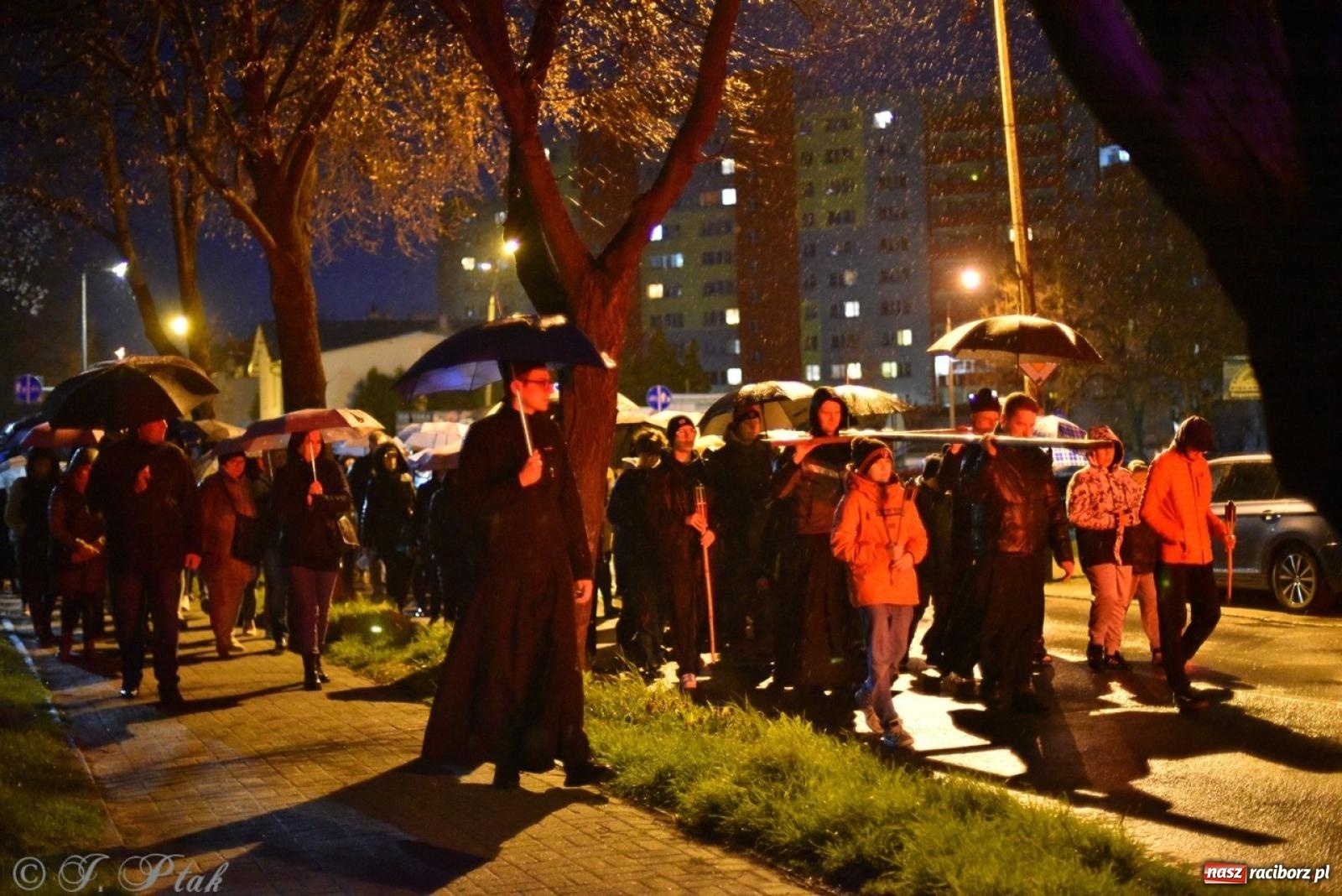 Zdjęcie w galerii na portalu naszraciborz.pl: Wierni podążali w strugach deszczu. Droga krzyżowa znów przeszła ulicami Raciborza [FOTO i WIDEO] wiadomości z regionu