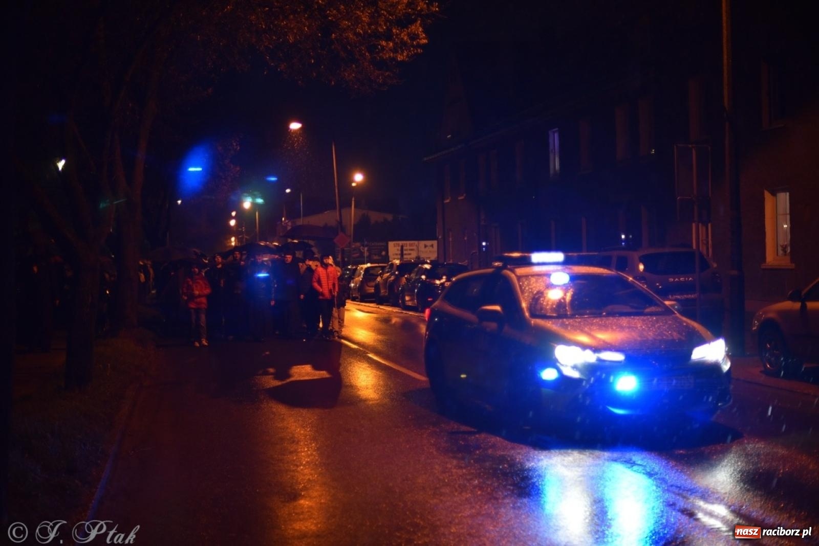 Zdjęcie w galerii na portalu naszraciborz.pl: Wierni podążali w strugach deszczu. Droga krzyżowa znów przeszła ulicami Raciborza [FOTO i WIDEO] wiadomości z regionu
