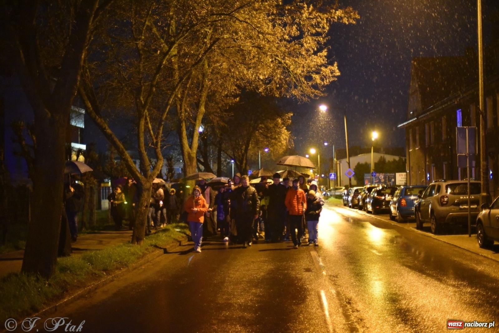 Zdjęcie w galerii na portalu naszraciborz.pl: Wierni podążali w strugach deszczu. Droga krzyżowa znów przeszła ulicami Raciborza [FOTO i WIDEO] wiadomości z regionu