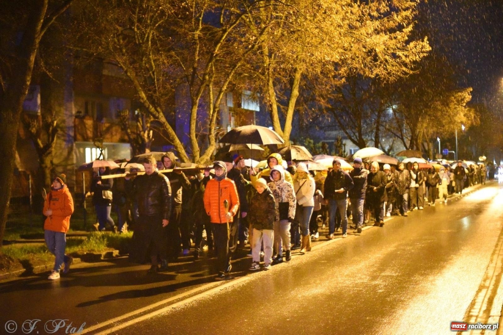 Zdjęcie w galerii na portalu naszraciborz.pl: Wierni podążali w strugach deszczu. Droga krzyżowa znów przeszła ulicami Raciborza [FOTO i WIDEO] wiadomości z regionu