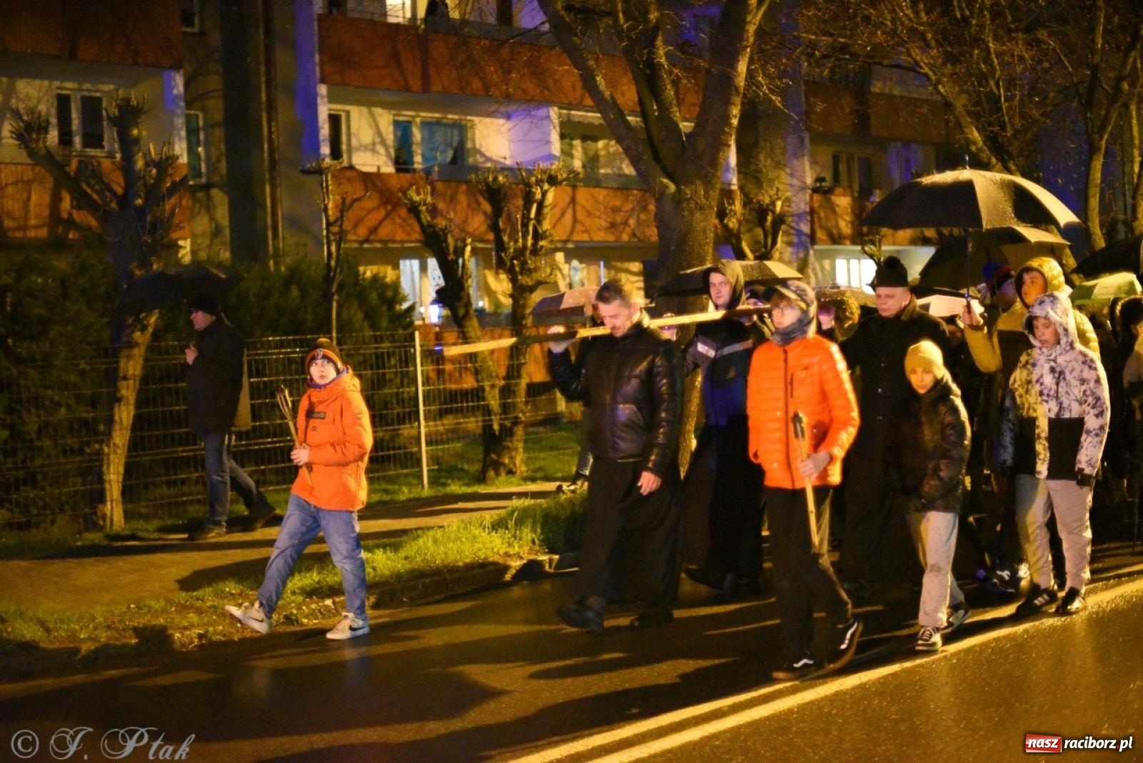 Zdjęcie w galerii na portalu naszraciborz.pl: Wierni podążali w strugach deszczu. Droga krzyżowa znów przeszła ulicami Raciborza [FOTO i WIDEO] wiadomości z regionu