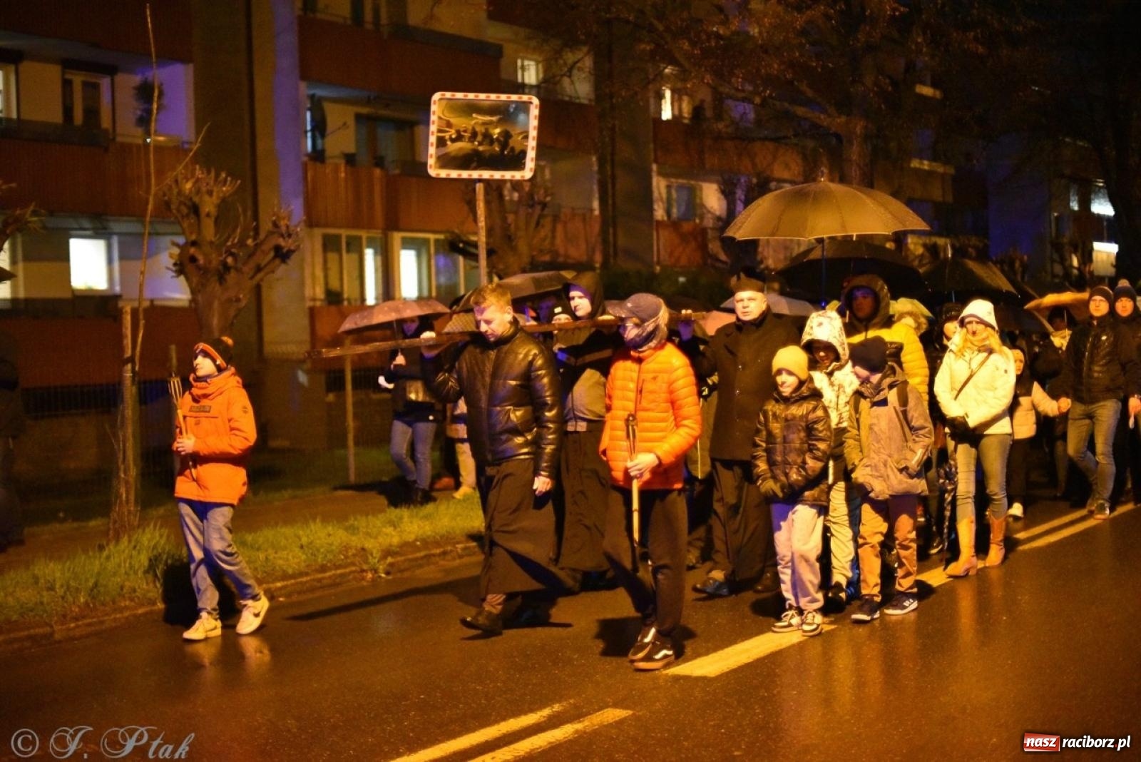 Zdjęcie w galerii na portalu naszraciborz.pl: Wierni podążali w strugach deszczu. Droga krzyżowa znów przeszła ulicami Raciborza [FOTO i WIDEO] wiadomości z regionu