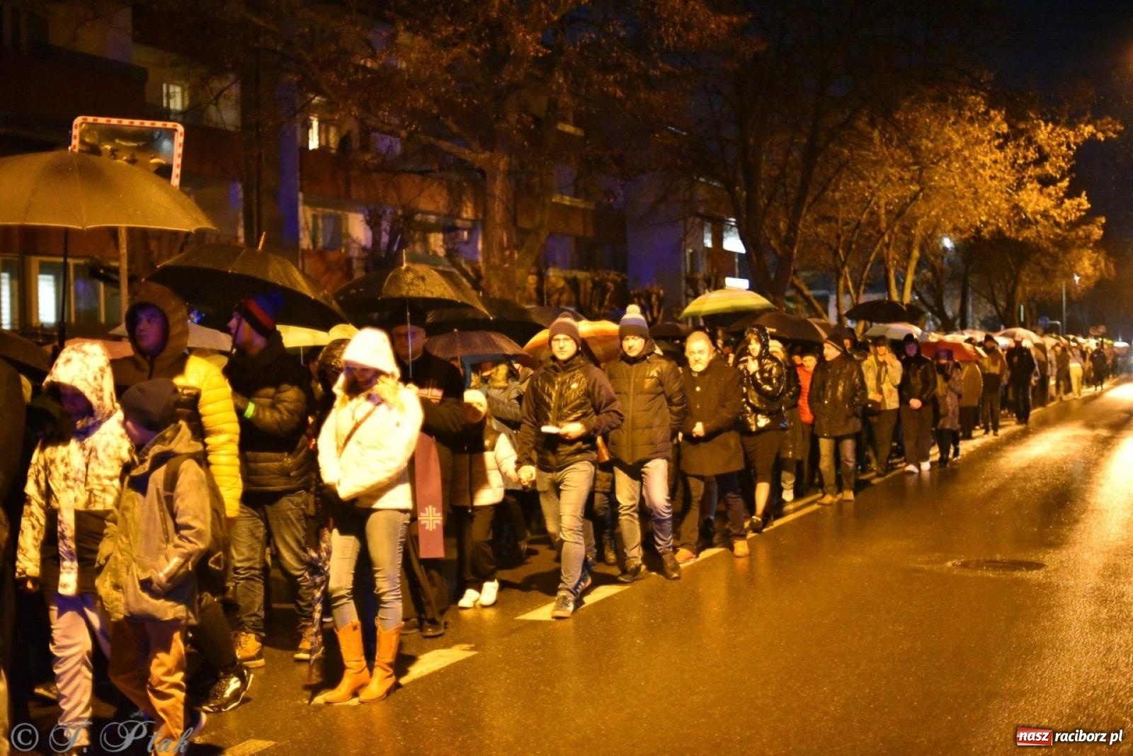 Zdjęcie w galerii na portalu naszraciborz.pl: Wierni podążali w strugach deszczu. Droga krzyżowa znów przeszła ulicami Raciborza [FOTO i WIDEO] wiadomości z regionu
