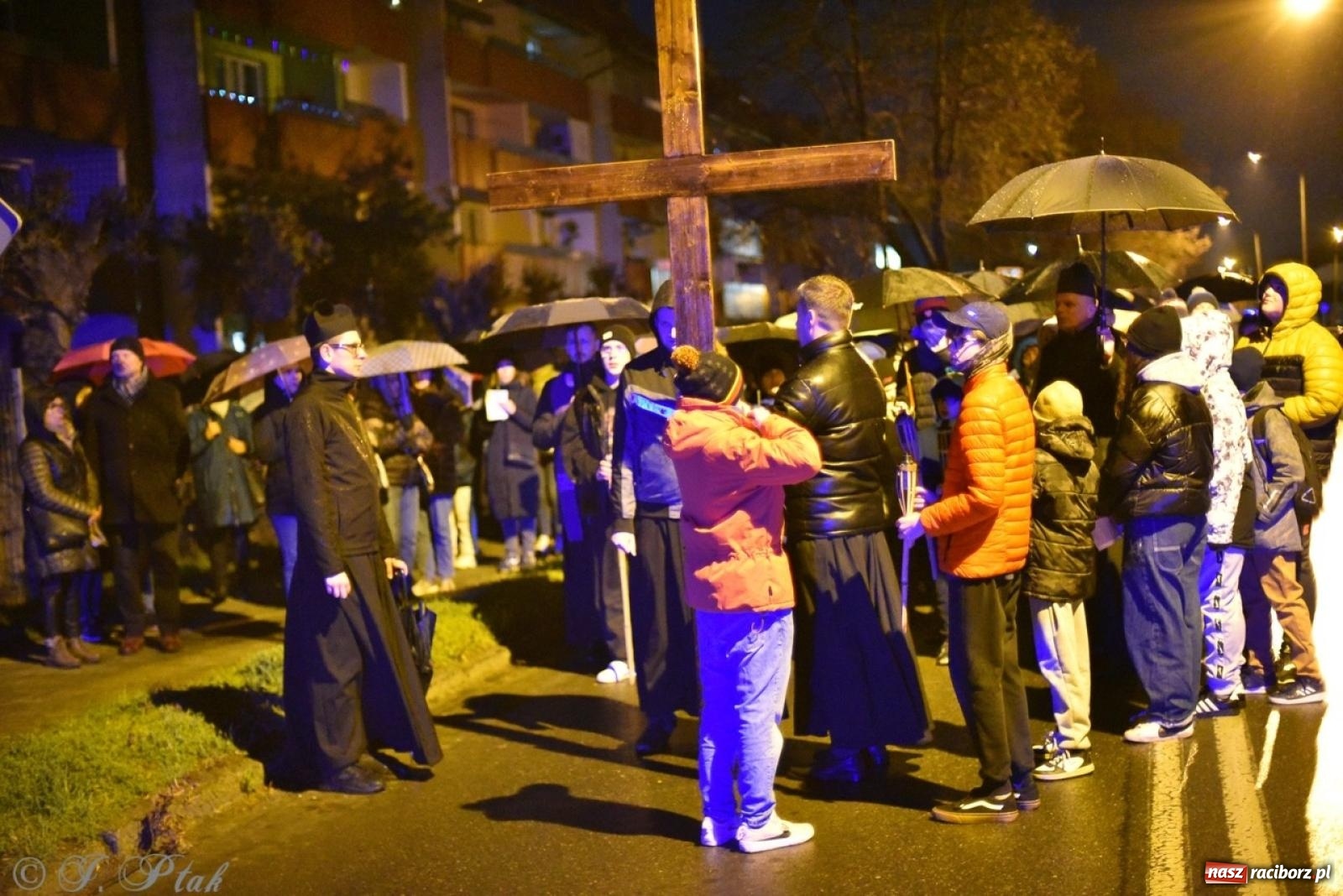 Zdjęcie w galerii na portalu naszraciborz.pl: Wierni podążali w strugach deszczu. Droga krzyżowa znów przeszła ulicami Raciborza [FOTO i WIDEO] wiadomości z regionu