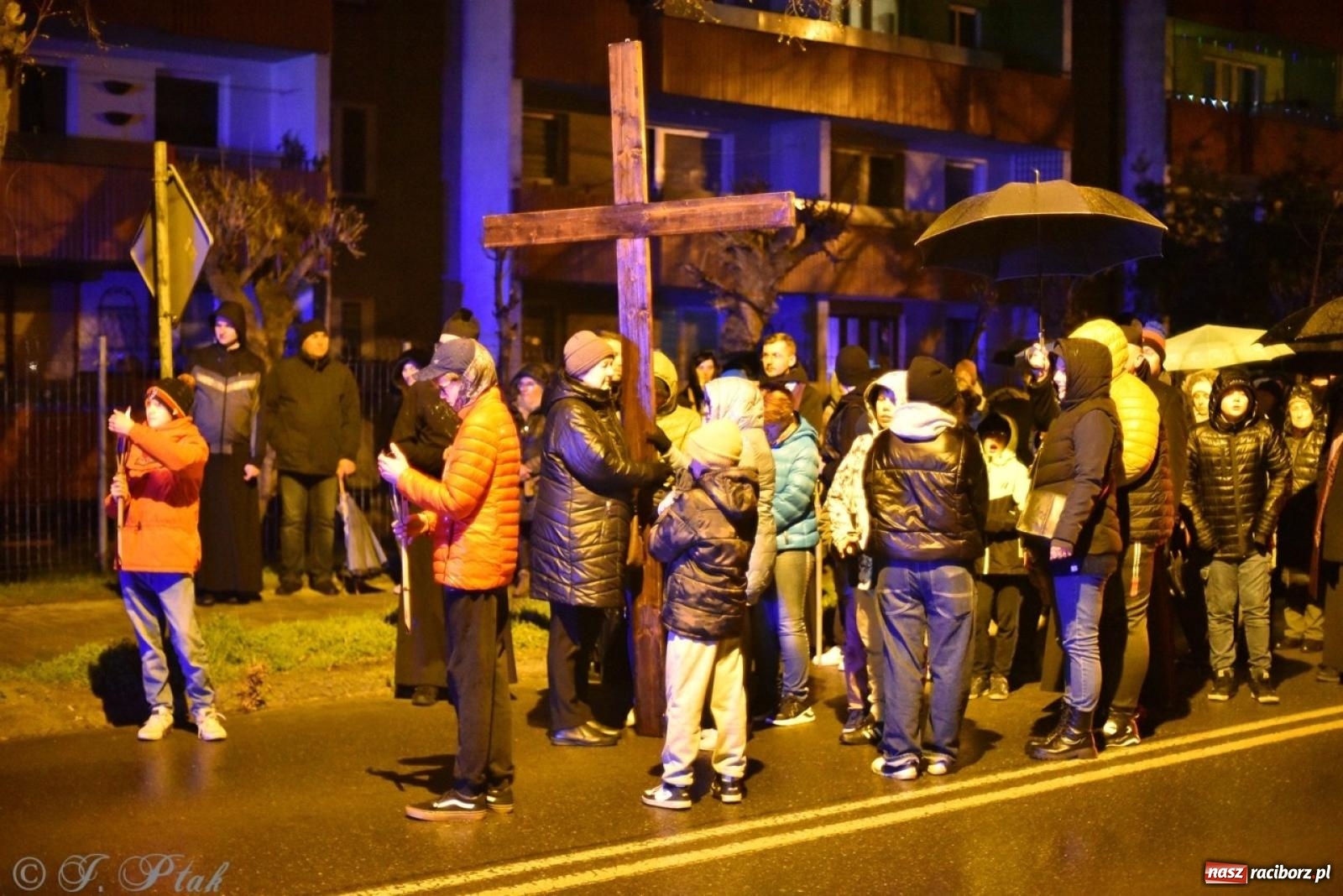 Zdjęcie w galerii na portalu naszraciborz.pl: Wierni podążali w strugach deszczu. Droga krzyżowa znów przeszła ulicami Raciborza [FOTO i WIDEO] wiadomości z regionu