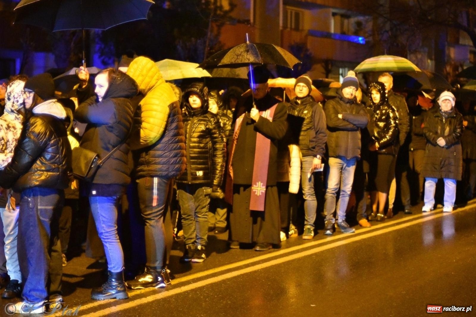 Zdjęcie w galerii na portalu naszraciborz.pl: Wierni podążali w strugach deszczu. Droga krzyżowa znów przeszła ulicami Raciborza [FOTO i WIDEO] wiadomości z regionu