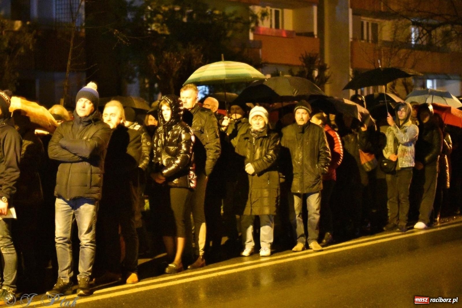 Zdjęcie w galerii na portalu naszraciborz.pl: Wierni podążali w strugach deszczu. Droga krzyżowa znów przeszła ulicami Raciborza [FOTO i WIDEO] wiadomości z regionu