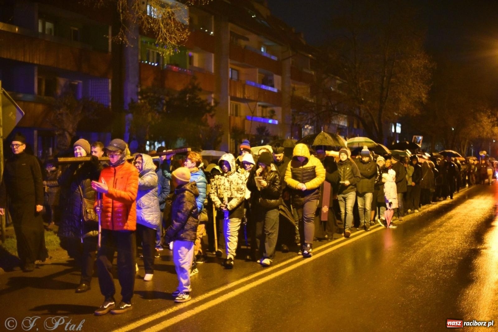 Zdjęcie w galerii na portalu naszraciborz.pl: Wierni podążali w strugach deszczu. Droga krzyżowa znów przeszła ulicami Raciborza [FOTO i WIDEO] wiadomości z regionu