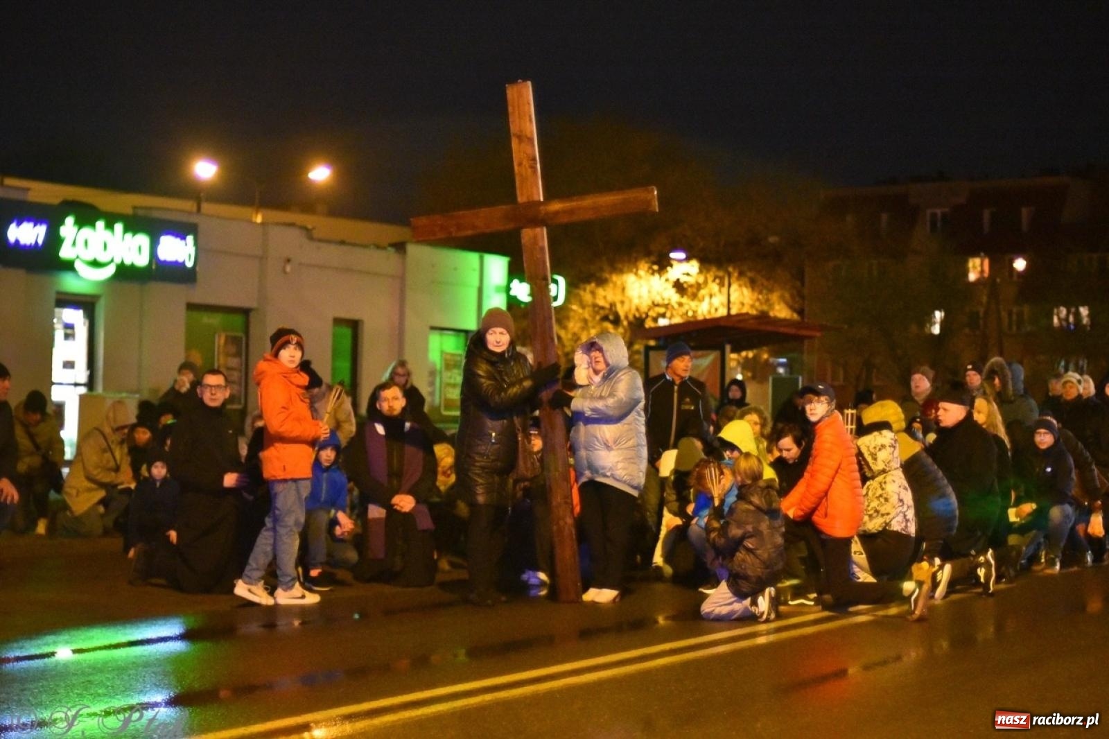 Zdjęcie w galerii na portalu naszraciborz.pl: Wierni podążali w strugach deszczu. Droga krzyżowa znów przeszła ulicami Raciborza [FOTO i WIDEO] wiadomości z regionu
