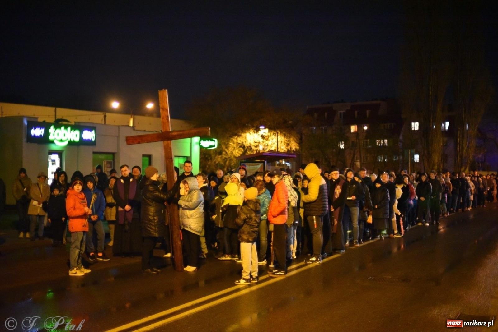Zdjęcie w galerii na portalu naszraciborz.pl: Wierni podążali w strugach deszczu. Droga krzyżowa znów przeszła ulicami Raciborza [FOTO i WIDEO] wiadomości z regionu