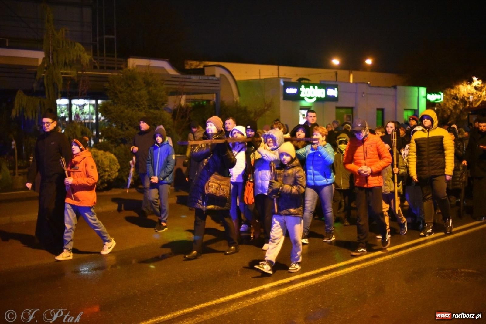 Zdjęcie w galerii na portalu naszraciborz.pl: Wierni podążali w strugach deszczu. Droga krzyżowa znów przeszła ulicami Raciborza [FOTO i WIDEO] wiadomości z regionu