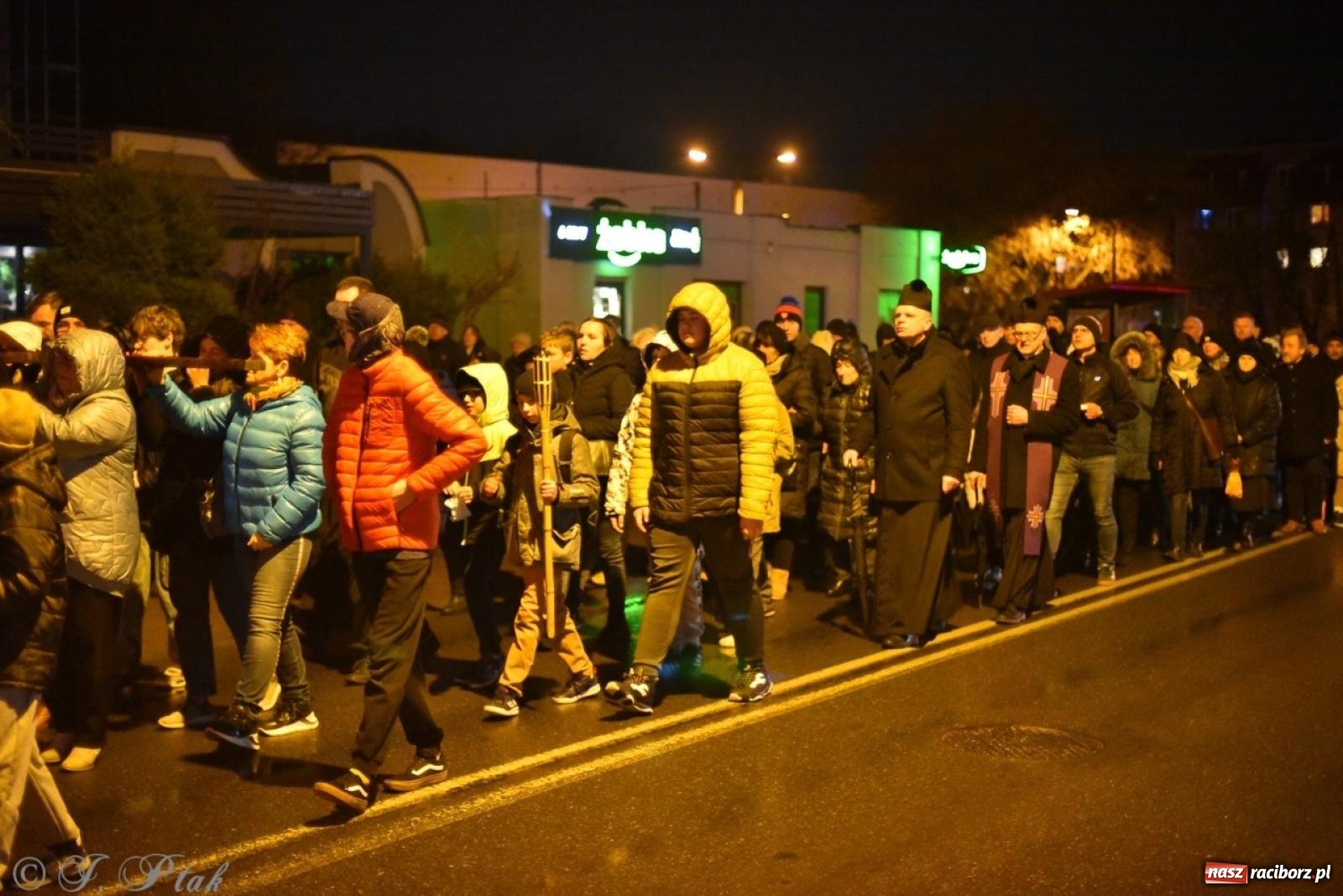 Zdjęcie w galerii na portalu naszraciborz.pl: Wierni podążali w strugach deszczu. Droga krzyżowa znów przeszła ulicami Raciborza [FOTO i WIDEO] wiadomości z regionu