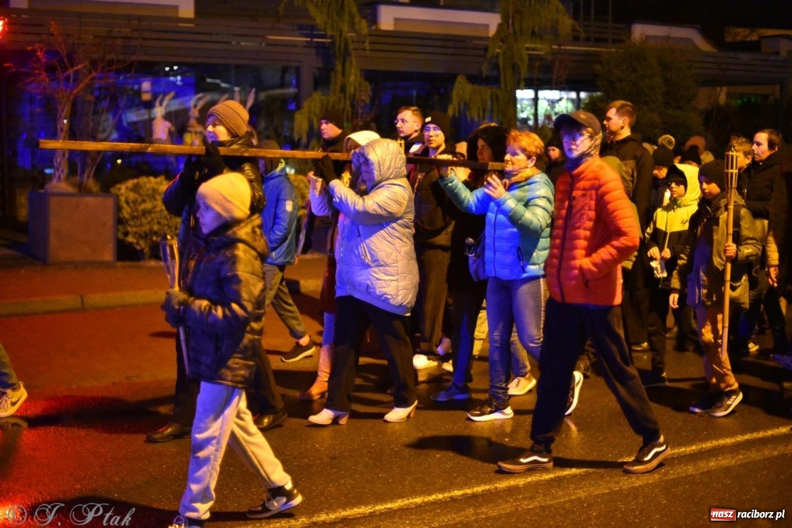 Zdjęcie w galerii na portalu naszraciborz.pl: Wierni podążali w strugach deszczu. Droga krzyżowa znów przeszła ulicami Raciborza [FOTO i WIDEO] wiadomości z regionu
