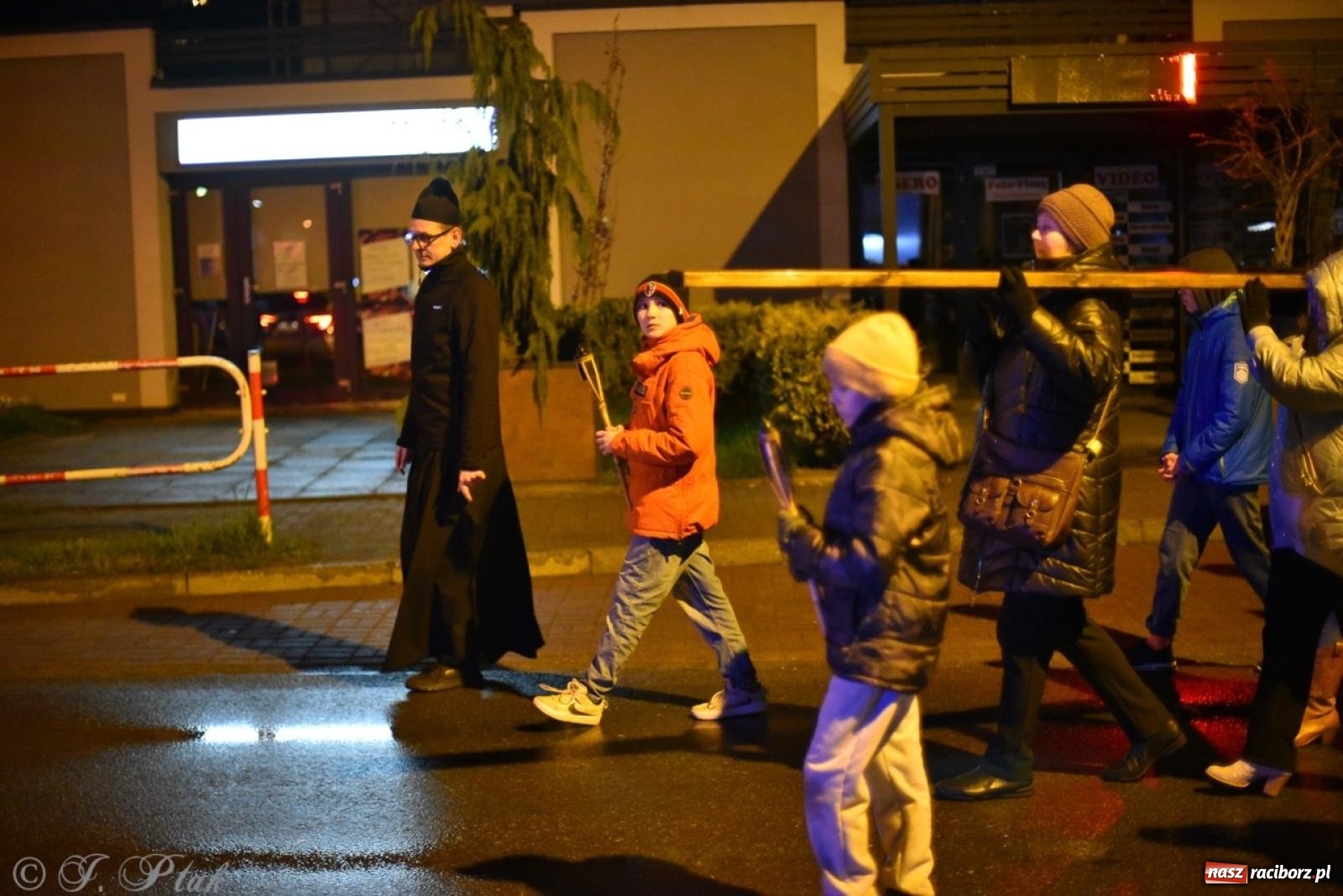 Zdjęcie w galerii na portalu naszraciborz.pl: Wierni podążali w strugach deszczu. Droga krzyżowa znów przeszła ulicami Raciborza [FOTO i WIDEO] wiadomości z regionu