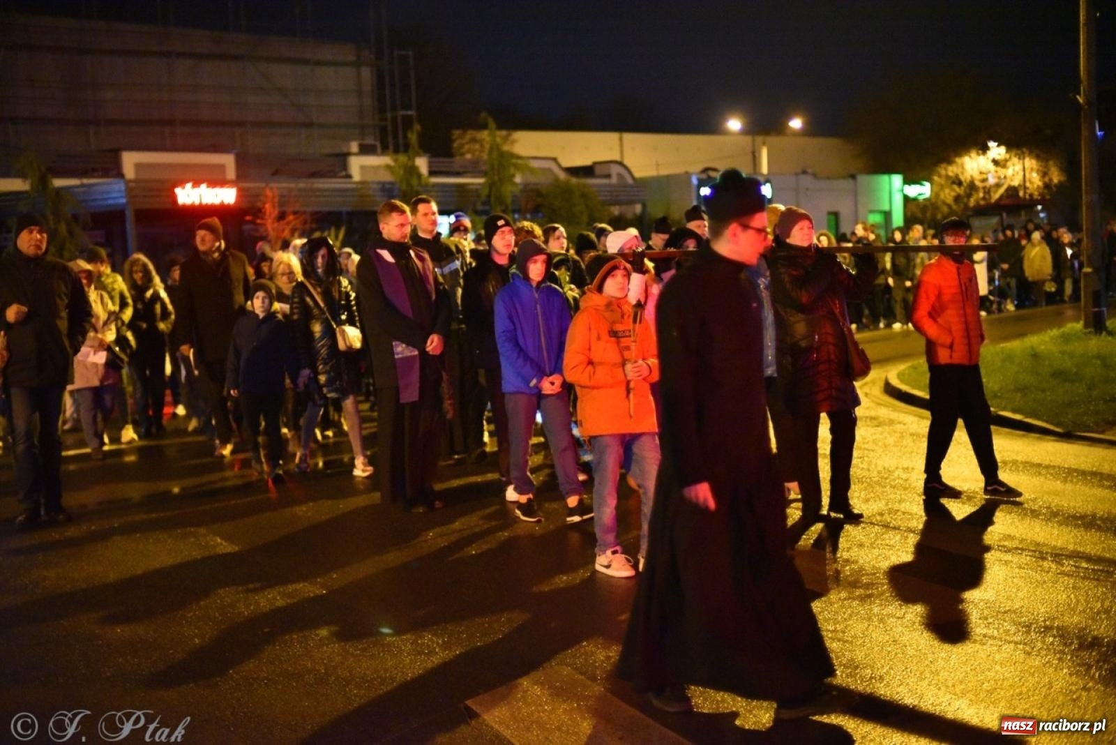 Zdjęcie w galerii na portalu naszraciborz.pl: Wierni podążali w strugach deszczu. Droga krzyżowa znów przeszła ulicami Raciborza [FOTO i WIDEO] wiadomości z regionu