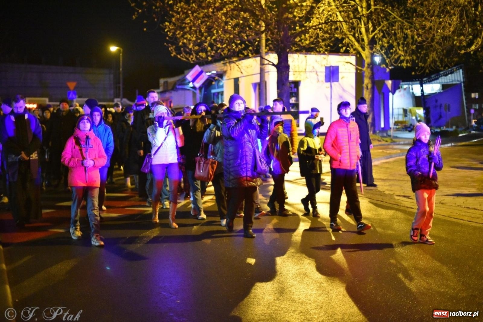 Zdjęcie w galerii na portalu naszraciborz.pl: Wierni podążali w strugach deszczu. Droga krzyżowa znów przeszła ulicami Raciborza [FOTO i WIDEO] wiadomości z regionu