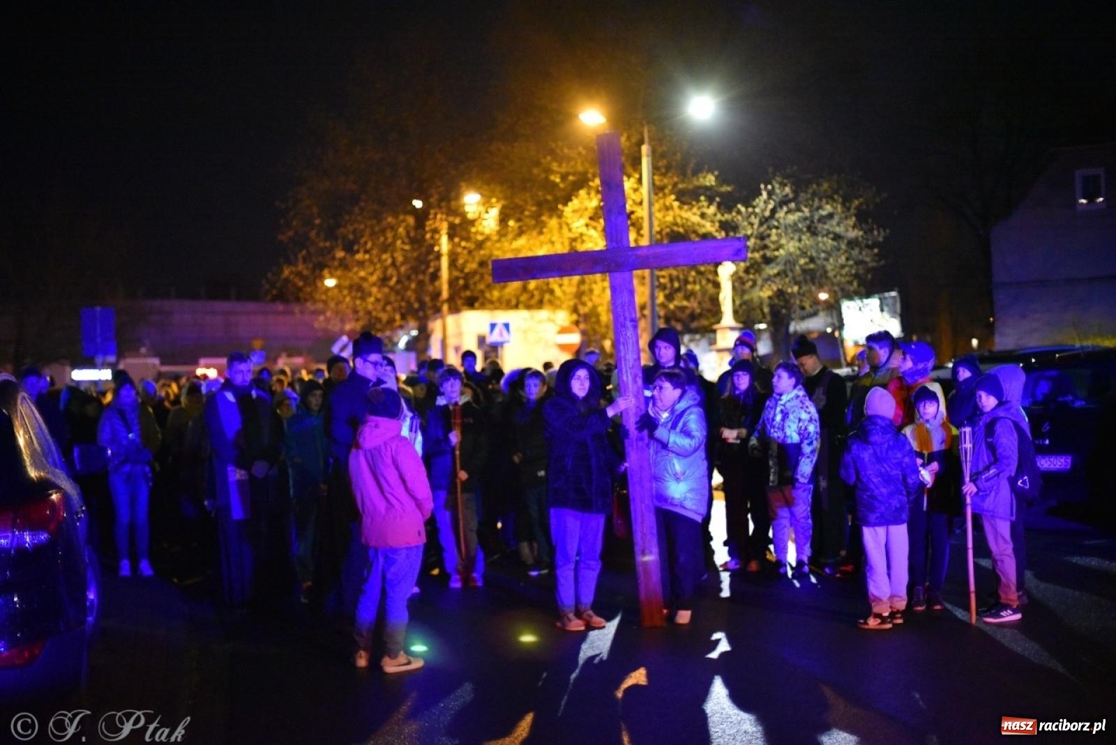 Zdjęcie w galerii na portalu naszraciborz.pl: Wierni podążali w strugach deszczu. Droga krzyżowa znów przeszła ulicami Raciborza [FOTO i WIDEO] wiadomości z regionu