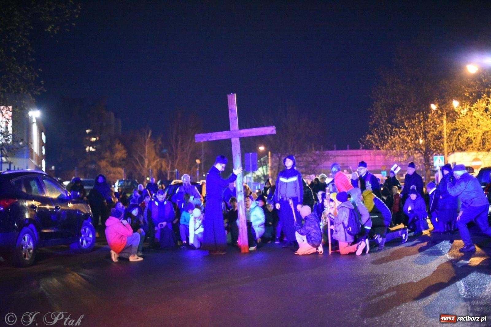 Zdjęcie w galerii na portalu naszraciborz.pl: Wierni podążali w strugach deszczu. Droga krzyżowa znów przeszła ulicami Raciborza [FOTO i WIDEO] wiadomości z regionu