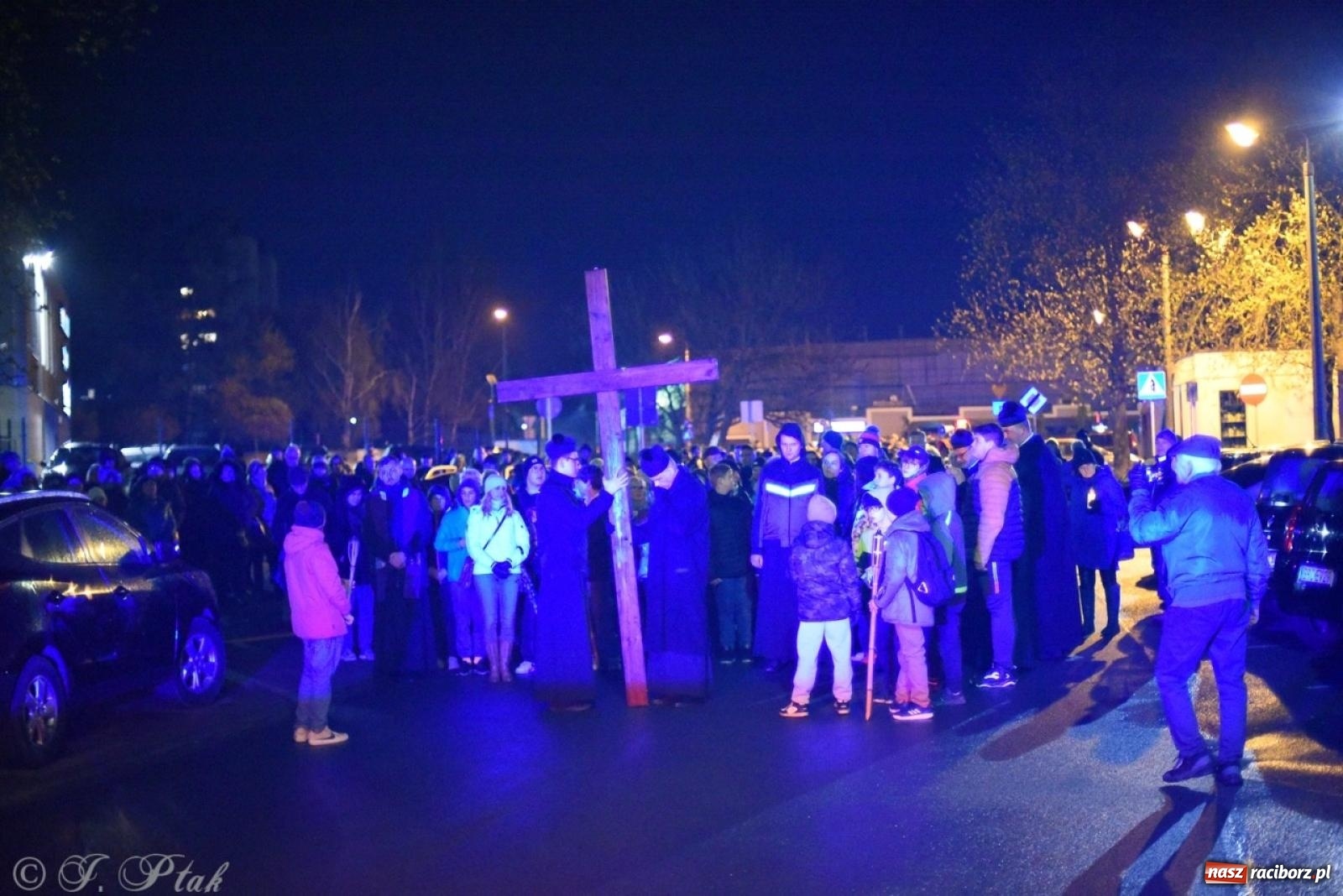 Zdjęcie w galerii na portalu naszraciborz.pl: Wierni podążali w strugach deszczu. Droga krzyżowa znów przeszła ulicami Raciborza [FOTO i WIDEO] wiadomości z regionu