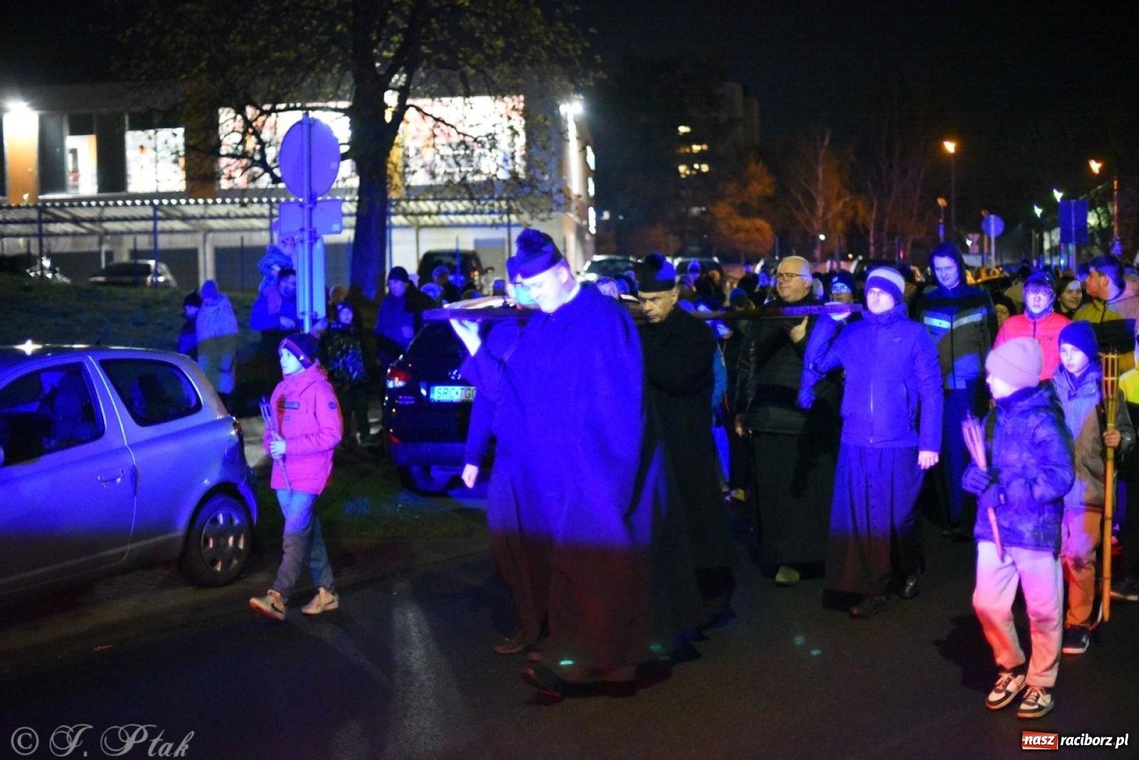 Zdjęcie w galerii na portalu naszraciborz.pl: Wierni podążali w strugach deszczu. Droga krzyżowa znów przeszła ulicami Raciborza [FOTO i WIDEO] wiadomości z regionu