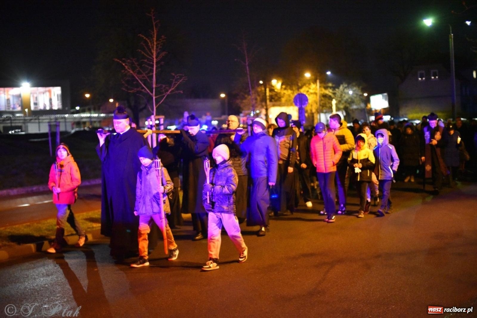 Zdjęcie w galerii na portalu naszraciborz.pl: Wierni podążali w strugach deszczu. Droga krzyżowa znów przeszła ulicami Raciborza [FOTO i WIDEO] wiadomości z regionu