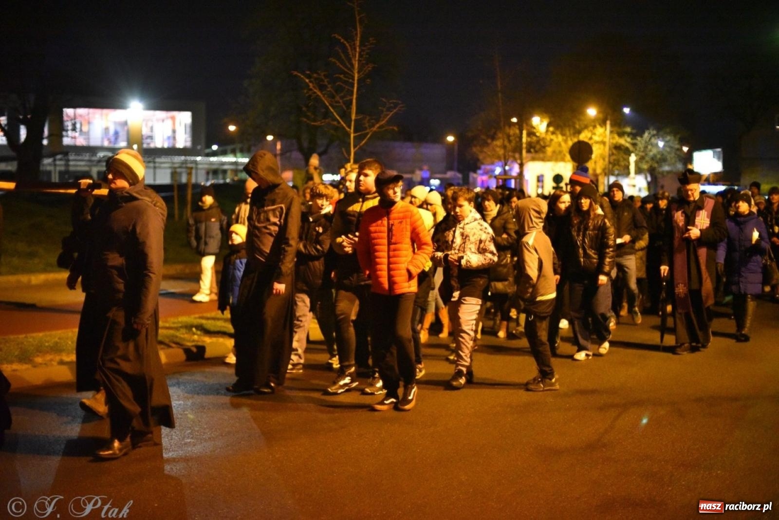 Zdjęcie w galerii na portalu naszraciborz.pl: Wierni podążali w strugach deszczu. Droga krzyżowa znów przeszła ulicami Raciborza [FOTO i WIDEO] wiadomości z regionu