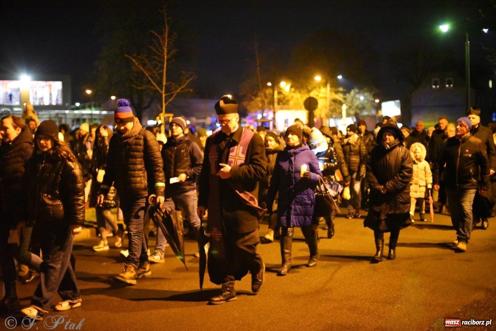 Zdjęcie w galerii na portalu naszraciborz.pl: Wierni podążali w strugach deszczu. Droga krzyżowa znów przeszła ulicami Raciborza [FOTO i WIDEO] wiadomości z regionu