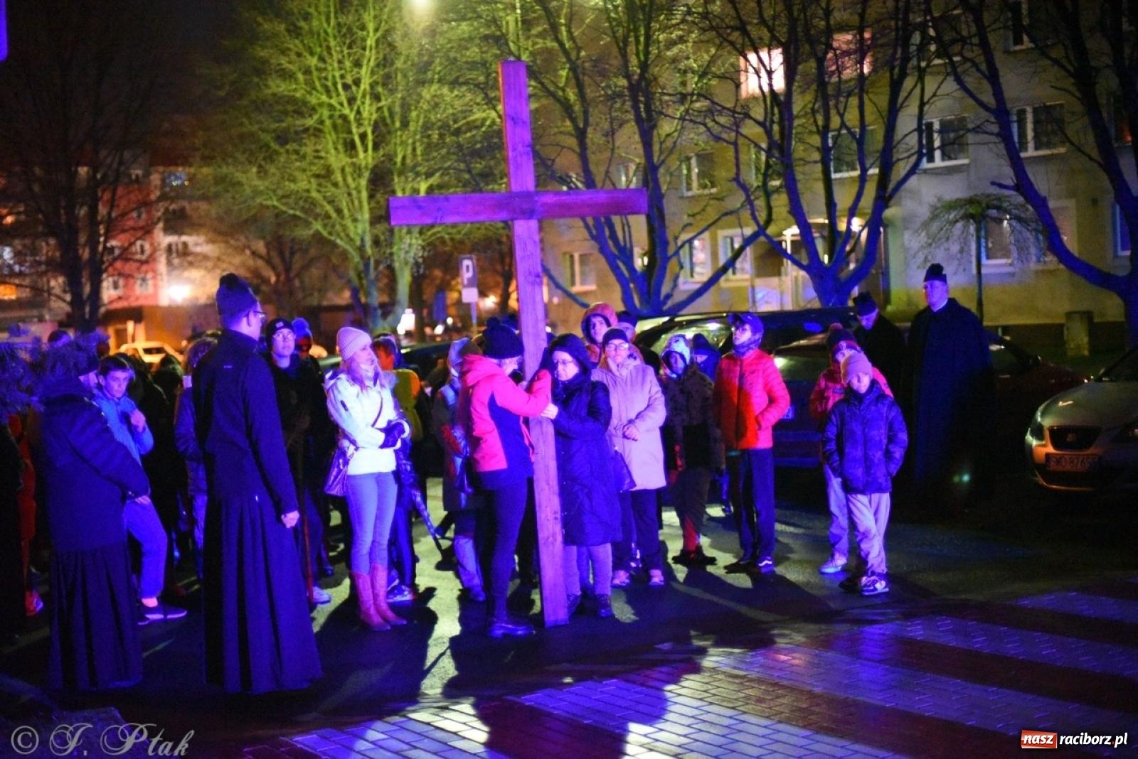 Zdjęcie w galerii na portalu naszraciborz.pl: Wierni podążali w strugach deszczu. Droga krzyżowa znów przeszła ulicami Raciborza [FOTO i WIDEO] wiadomości z regionu