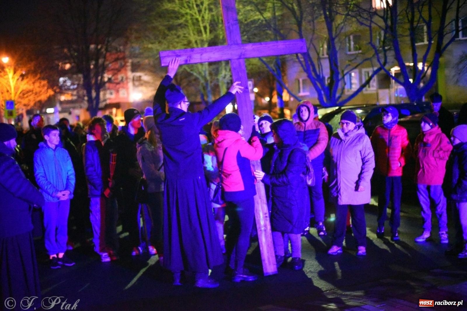 Zdjęcie w galerii na portalu naszraciborz.pl: Wierni podążali w strugach deszczu. Droga krzyżowa znów przeszła ulicami Raciborza [FOTO i WIDEO] wiadomości z regionu