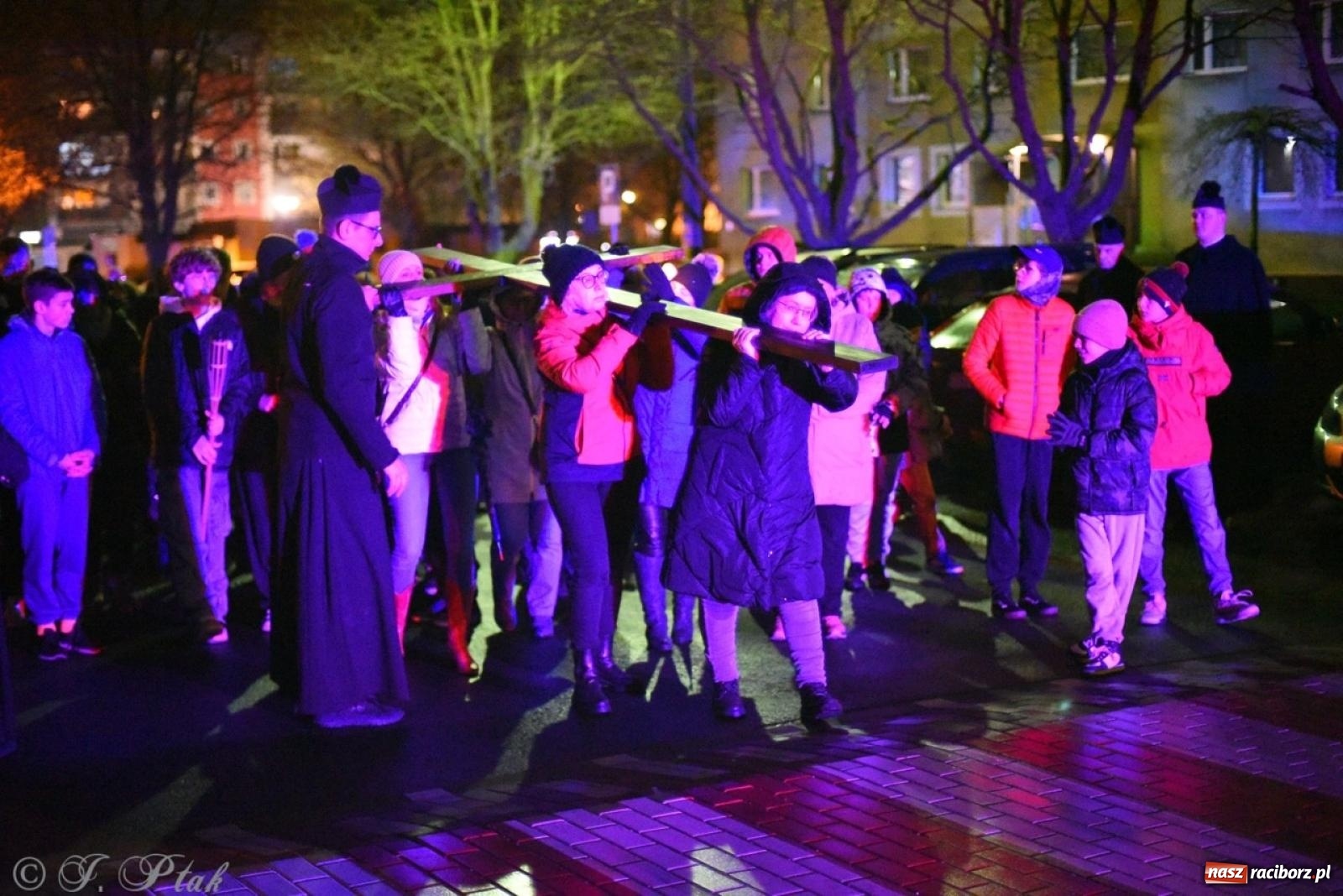 Zdjęcie w galerii na portalu naszraciborz.pl: Wierni podążali w strugach deszczu. Droga krzyżowa znów przeszła ulicami Raciborza [FOTO i WIDEO] wiadomości z regionu