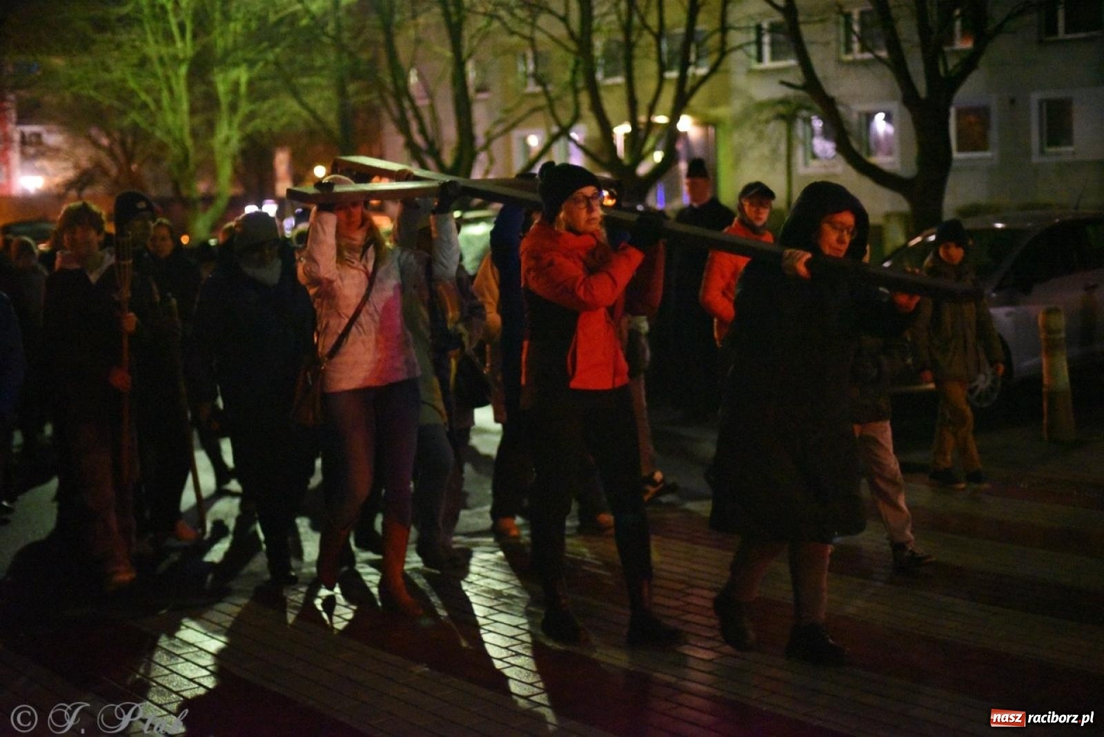 Zdjęcie w galerii na portalu naszraciborz.pl: Wierni podążali w strugach deszczu. Droga krzyżowa znów przeszła ulicami Raciborza [FOTO i WIDEO] wiadomości z regionu