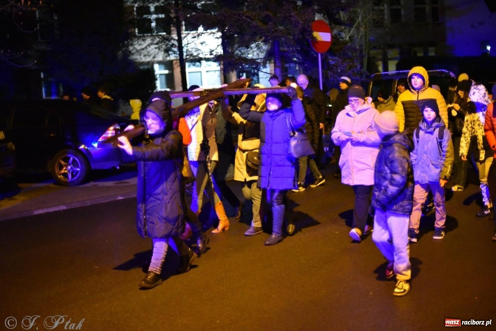 Zdjęcie w galerii na portalu naszraciborz.pl: Wierni podążali w strugach deszczu. Droga krzyżowa znów przeszła ulicami Raciborza [FOTO i WIDEO] wiadomości z regionu