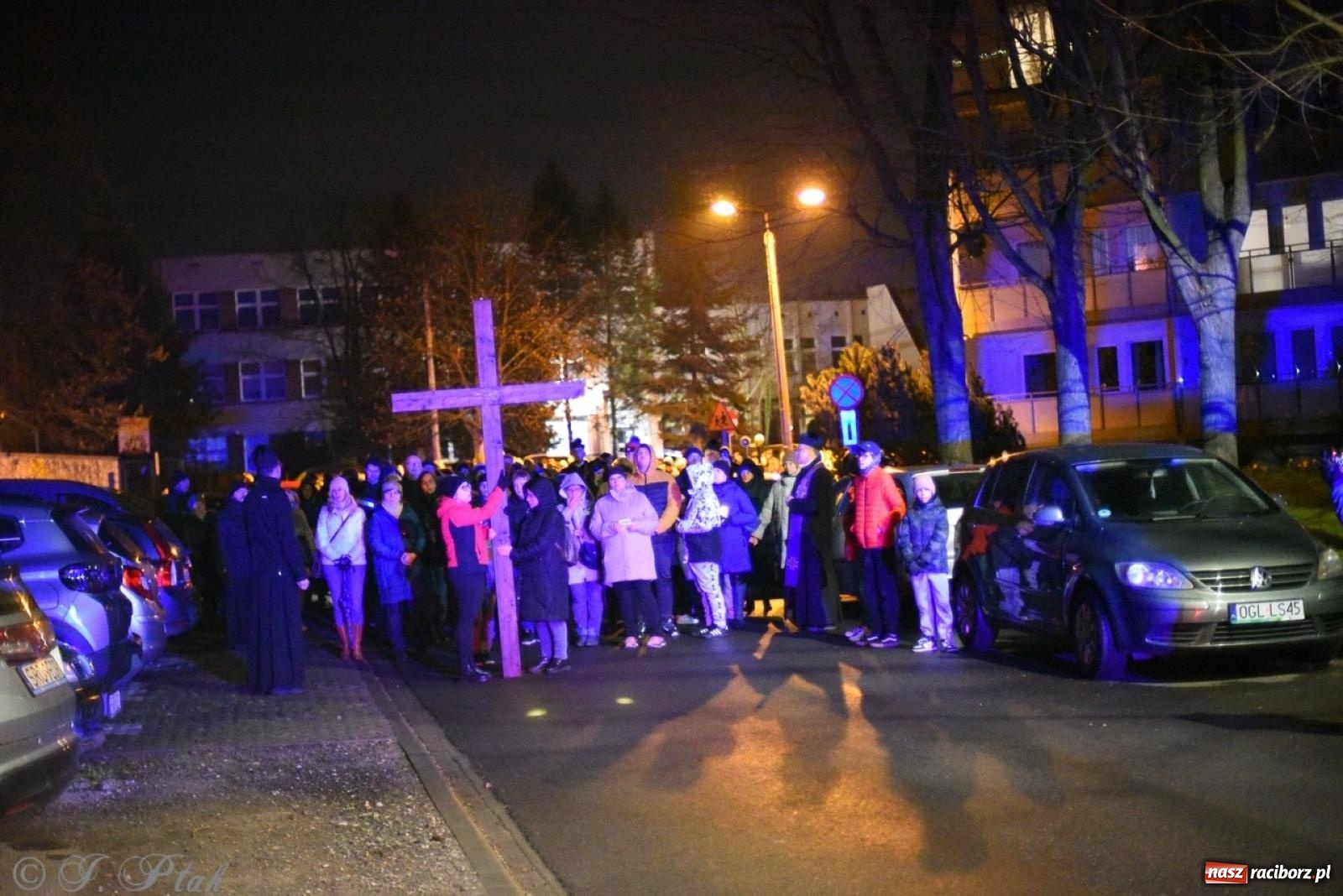 Zdjęcie w galerii na portalu naszraciborz.pl: Wierni podążali w strugach deszczu. Droga krzyżowa znów przeszła ulicami Raciborza [FOTO i WIDEO] wiadomości z regionu