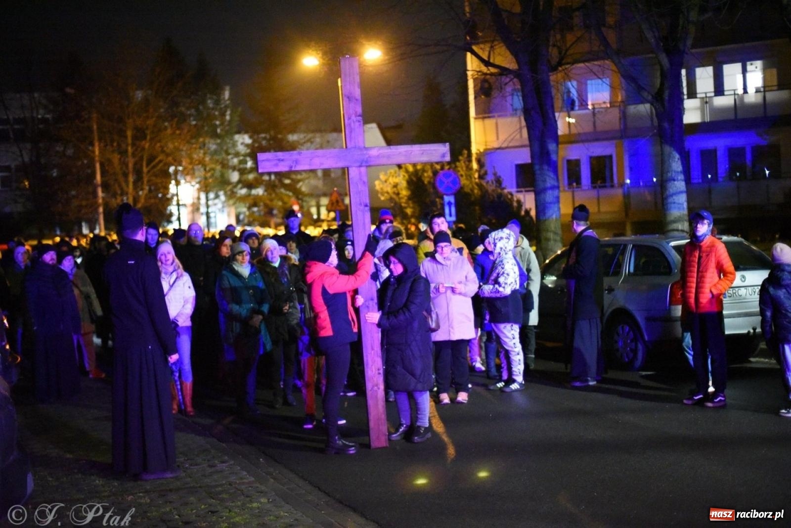 Zdjęcie w galerii na portalu naszraciborz.pl: Wierni podążali w strugach deszczu. Droga krzyżowa znów przeszła ulicami Raciborza [FOTO i WIDEO] wiadomości z regionu