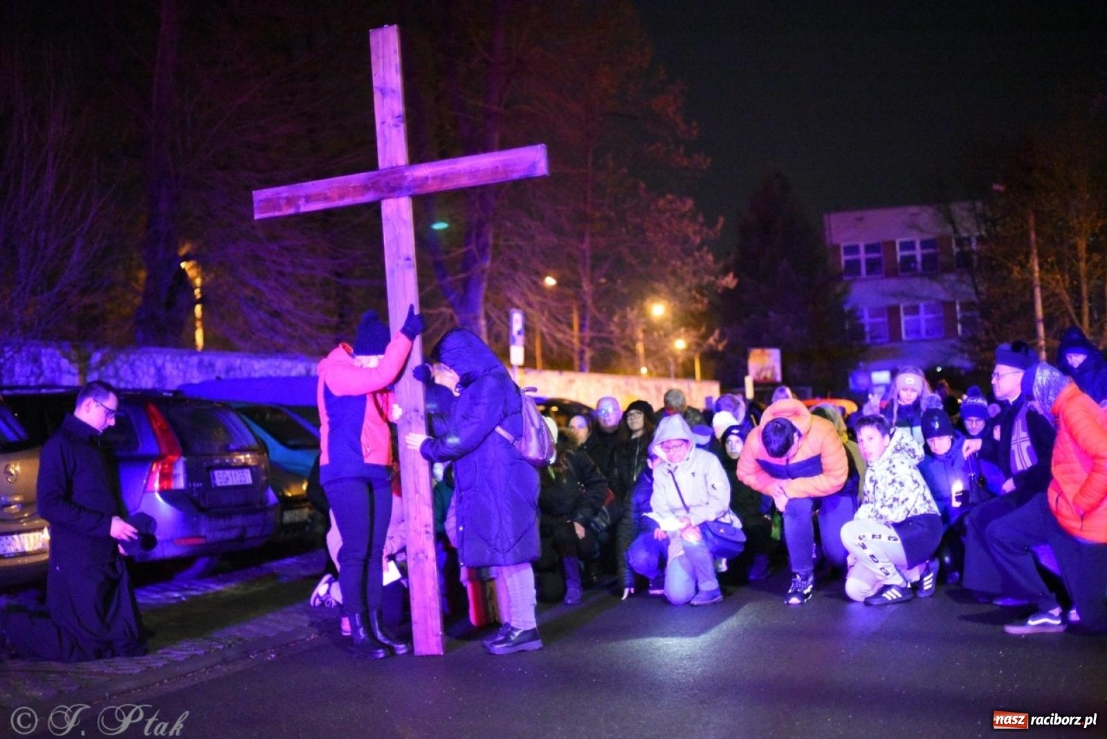 Zdjęcie w galerii na portalu naszraciborz.pl: Wierni podążali w strugach deszczu. Droga krzyżowa znów przeszła ulicami Raciborza [FOTO i WIDEO] wiadomości z regionu